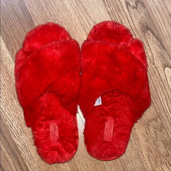 Pink Victoria Secret Cozy Red Fuzzy Slippers Small (5-7) - Picture 1 of 2